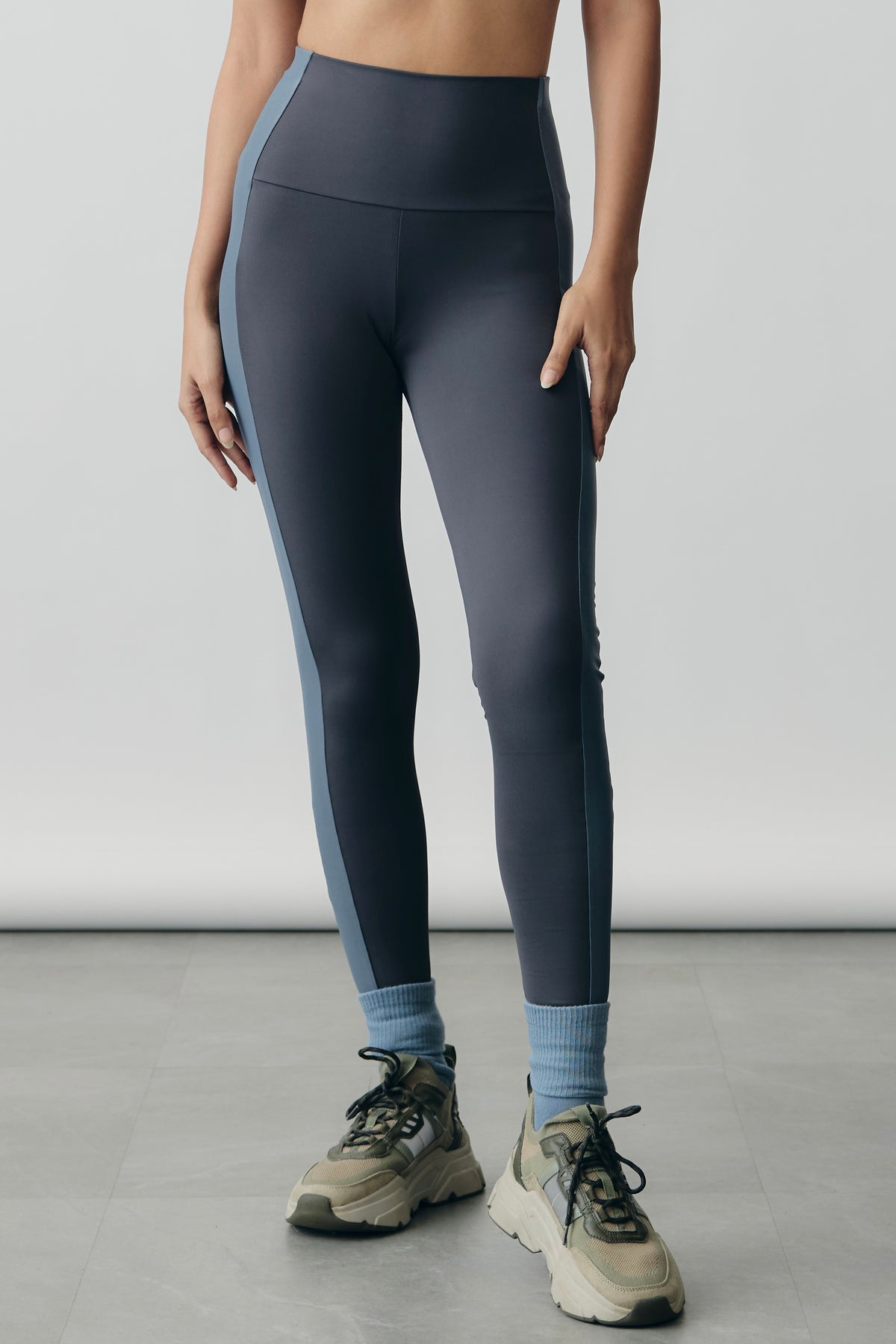 Hourglass Tonal Leggings in Slate