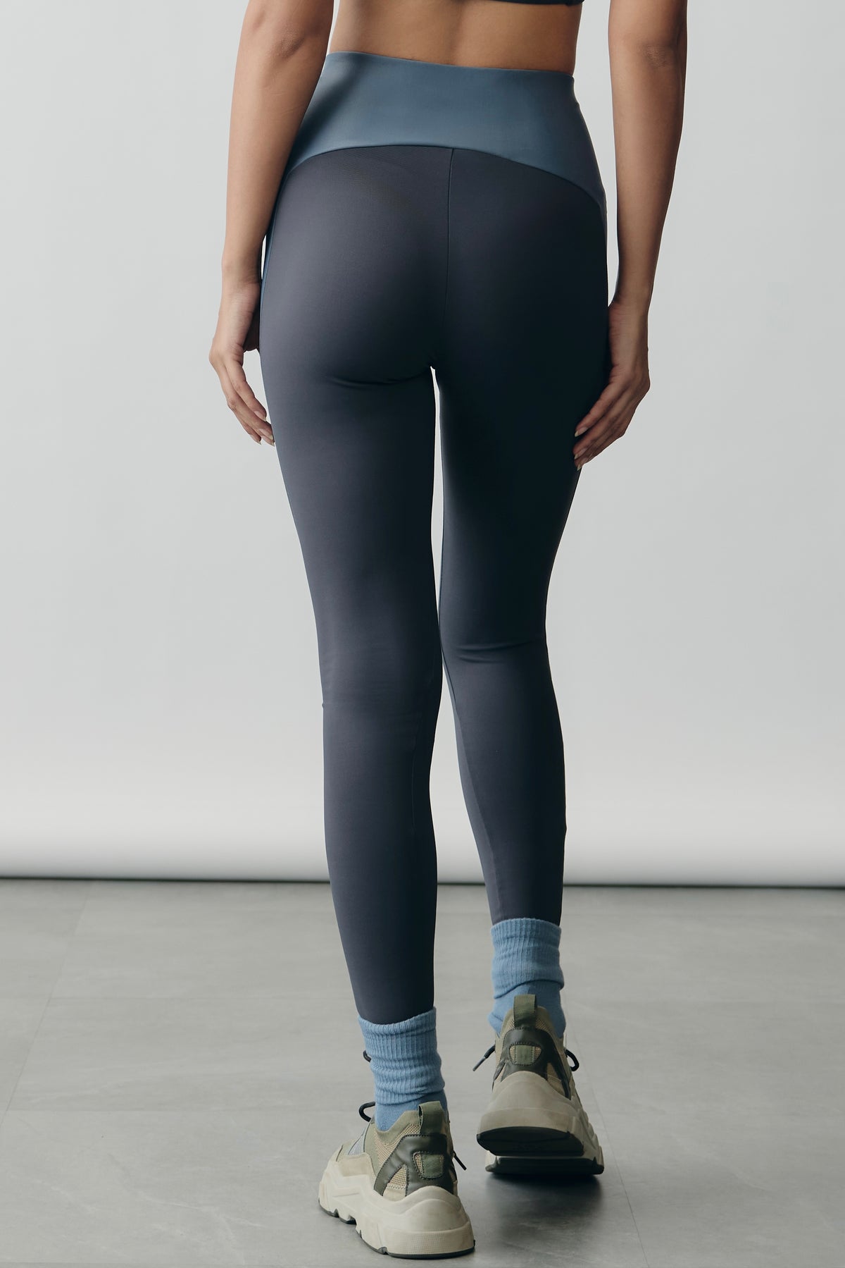 Hourglass Tonal Leggings in Slate